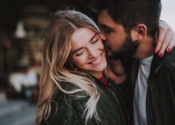 Ko će upoznati ljubav svog života do kraja marta: Horoskop najavljuje sudbinskog partnera; zaljubljeni par se grli na ulici