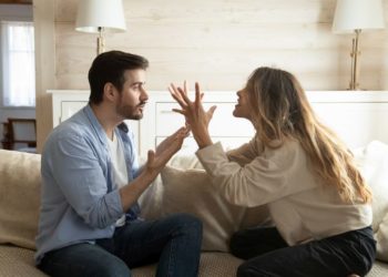 Kako horoskopski znaci pokazuju ljubomoru; devojka se žučno raspravlja sa svojim partnerom