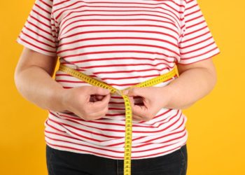 Zašto ne možete da smršate: 6 pravih razloga; gojazna žena meri obim svog stomaka