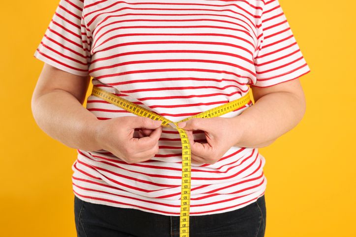 Zašto ne možete da smršate: 6 pravih razloga; gojazna žena meri obim svog stomaka
