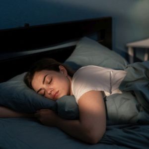 Kako uništavate kosu dok spavate: 5 loših navika koje odmah treba odbaciti; mlada žena spava puštene kose
