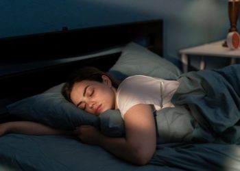 Kako uništavate kosu dok spavate: 5 loših navika koje odmah treba odbaciti; mlada žena spava puštene kose