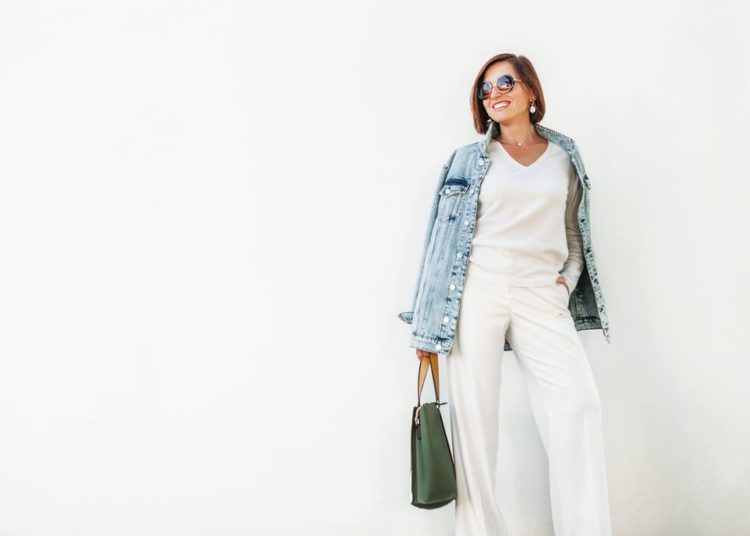 Otmene kombinacije od odeće koju imate u ormaru: 5 savršenih prolećnih autfita; moderna žena u otmenom autfitu - belim širokim pantalonama, beloj majci i teksas jakni