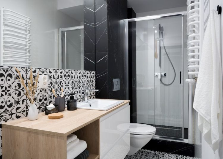 25 fantastičnih ideja za renoviranje kupatila; moderno kupatilo sa tuš kabinom i crno-belim pločicama