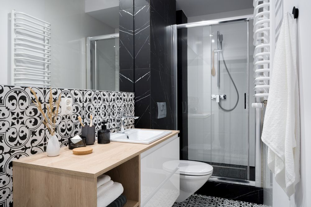 25 fantastičnih ideja za renoviranje kupatila; moderno kupatilo sa tuš kabinom i crno-belim pločicama