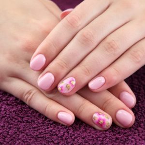 Najlepši pastelni nokti koji će vladati ovog proleća; prelepo pastelno roze nokti sa naslikanim cvetićima