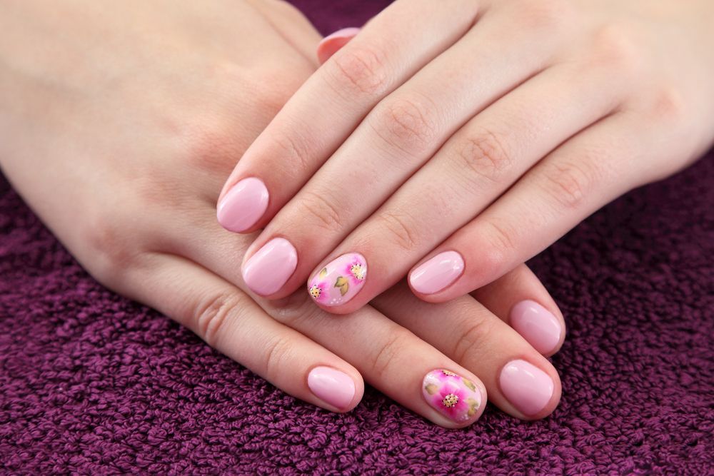 Najlepši pastelni nokti koji će vladati ovog proleća; prelepo pastelno roze nokti sa naslikanim cvetićima