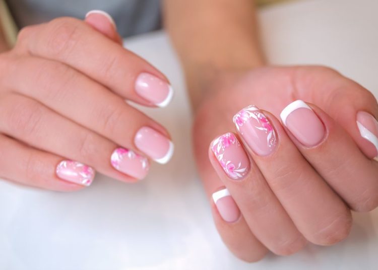 Najlepši pink nokti za proleće i leto; prelepi francuski manikir sa pink cvetićima