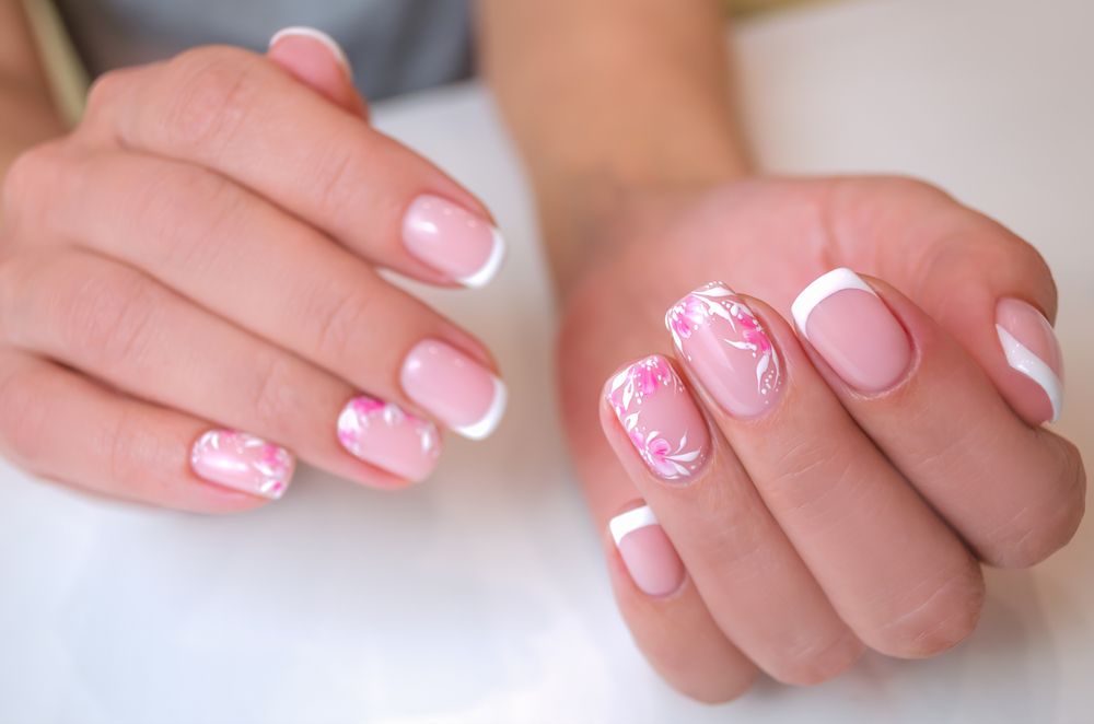 Najlepši pink nokti za proleće i leto; prelepi francuski manikir sa pink cvetićima