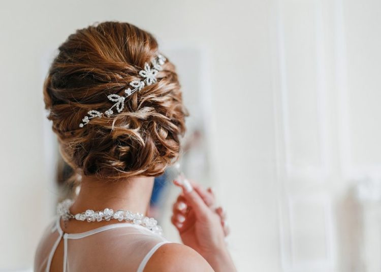 Prelepe frizure za venčanje koje su u trendu ove godine; raskošna svečana frizura s ukrasima za kosu