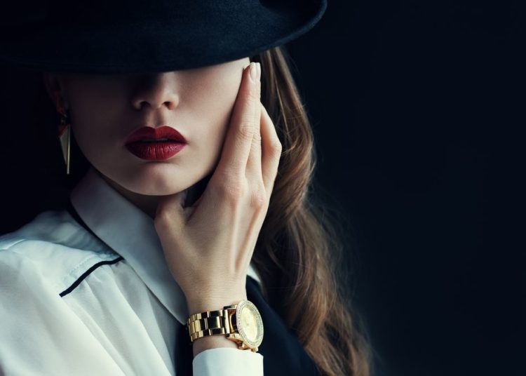 Koji ručni satovi su u trendu za 2024; atraktivna žena sa modernim satom na ruci
