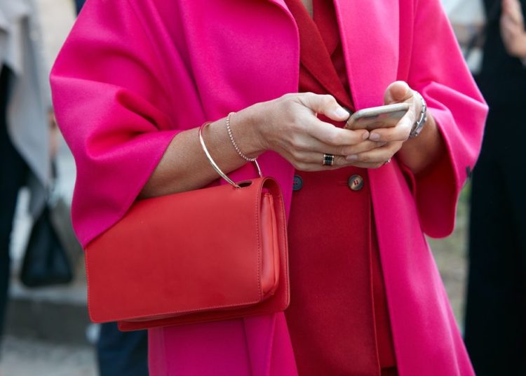 Modna pravila koja svi krše – i rezultat je fenomenalan; žena u pink i roze autfitu