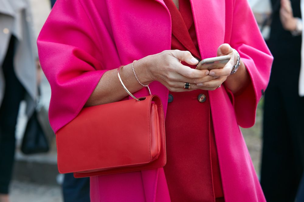 Modna pravila koja svi krše – i rezultat je fenomenalan; žena u pink i roze autfitu