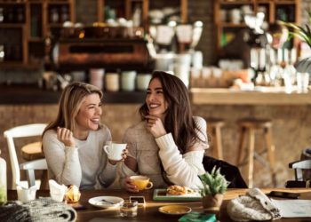 Endorfin ublažava bol i popravlja raspoloženje: dve prijateljice sede u kafiću, piju kafu i smeju se