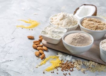 Čime zameniti belo pšenično brašno u ishrani; različite vrste brašna poređane na stolu