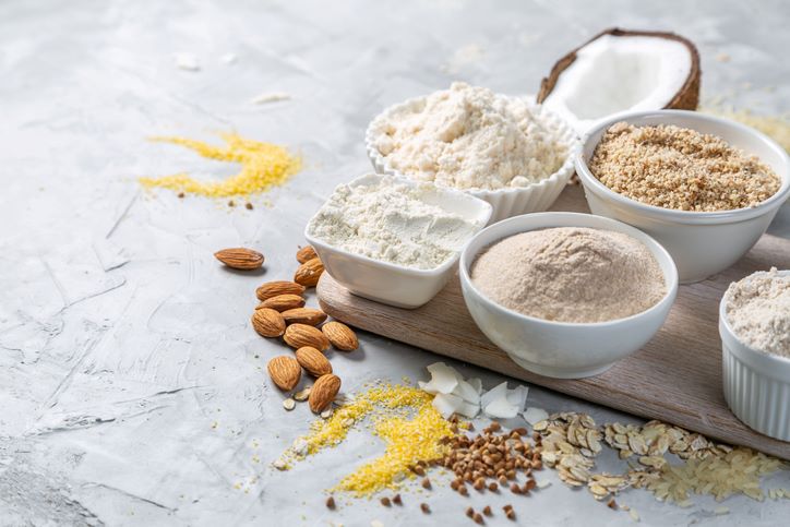 Čime zameniti belo pšenično brašno u ishrani; različite vrste brašna poređane na stolu