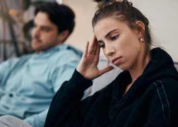 Konflikti u vezama: Kako da prestanete da se svađate s partnerom; posvađani muškarac i žena sede na krevetu