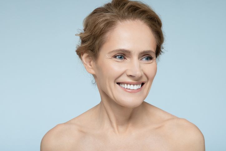 Anti aging tretmani koje preporučuju stručnjaci: žena u pedesetim sa perfektno zategnutom, podmlađenom kožom