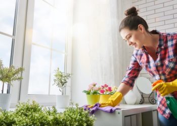 Najbolja ekološka sredstva za čišćenje doma: Vreme je za veliko prolećno spremanje ; žena u kariranoj košulji čisti dom