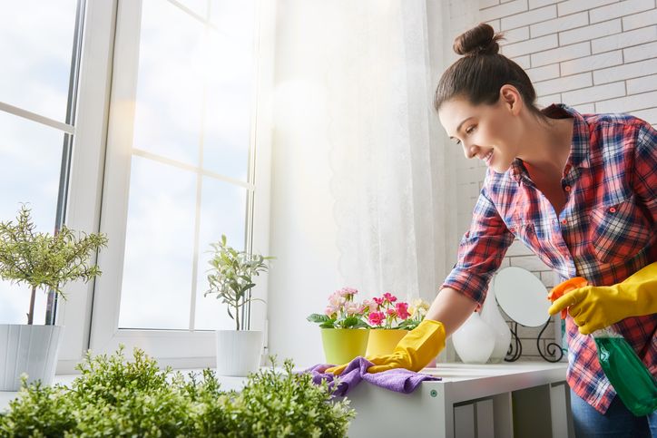 Najbolja ekološka sredstva za čišćenje doma: Vreme je za veliko prolećno spremanje ; žena u kariranoj košulji čisti dom