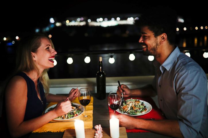 5 stvari na koje je treba obratiti pažnju na prvom sastanku; muškarac i žena večeraju na terasi restorana